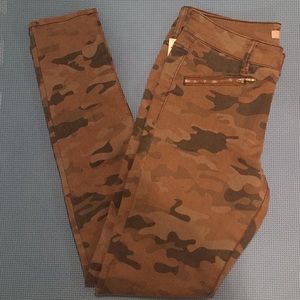 Army print jeggings with zipper pockets